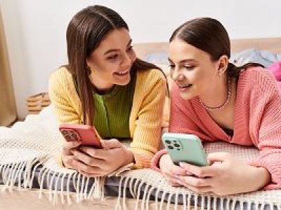 Gwiazda OnlyFans w reklamie kosmetyków L'OrĂŠal dla nastolatek. 