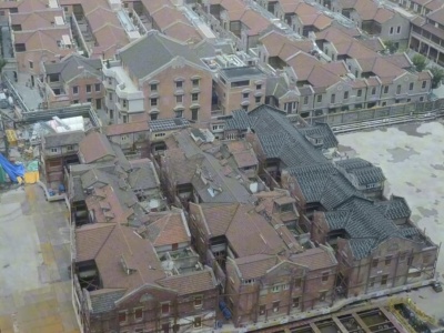 Roboty przenoszą 100-letnie budynki w centrum Szanghaju. Największa taka operacja w historii Chin