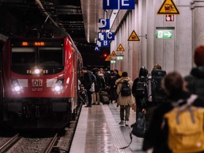 Masowa bójka kibiców na stacji kolejowej w Niemczech: policja wszczyna dochodzenie