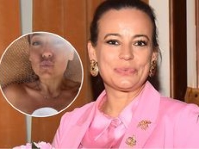 Anna Mucha na plaży w topie z gigantycznym kwiatem. Jest efekt 