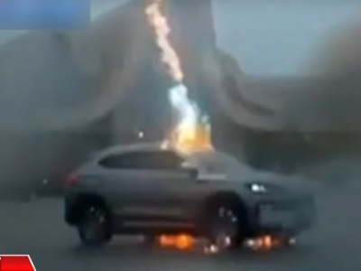 Piorun trzykrotnie trafił elektryka [wideo]. Kluczowe systemy nieuszkodzone, wycieraczki działają, ale auto staje