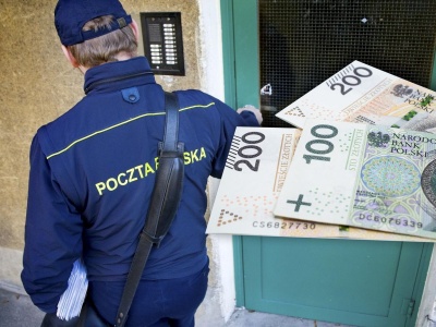 Poczta podnosi opłaty za emerytury! Kto za to zapłaci?
