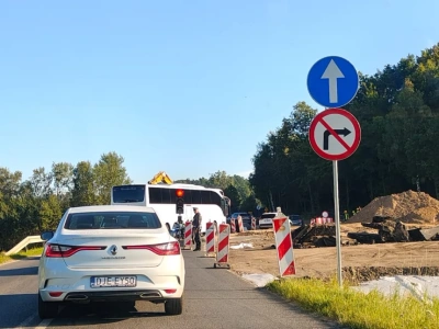 Gigantyczny korek na drodze do Karpacza. Policja kieruje ruchem