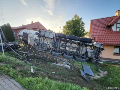 Wypadek w Miejscu Piastowym. Cysterna wypadła z drogi