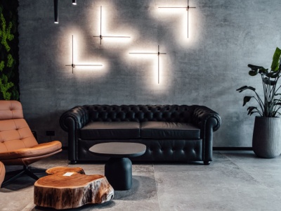 Biuro w stylu loft. Architektka stworzyła zrównoważoną przestrzeń o industrialnym charakterze