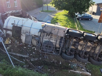 Kapliczka zniszczona, figura ocalona. Wypadek cysterny sparaliżował ruch na DK19 [ZDJĘCIA]
