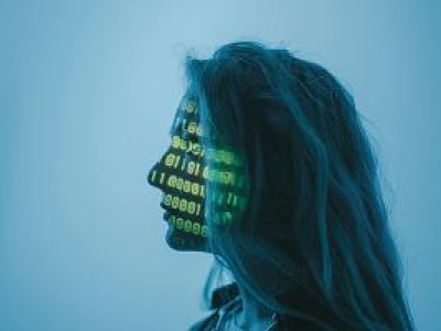 AI inaczej traktuje kobiety niż mężczyzn. Mimo to jest wykorzystywana nawet przez pracowników socjalnych