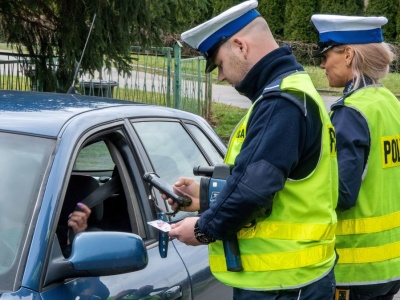 Zatrzymano mu prawo jazdy w Polsce. Czy może jechać na wakacje za granicę?