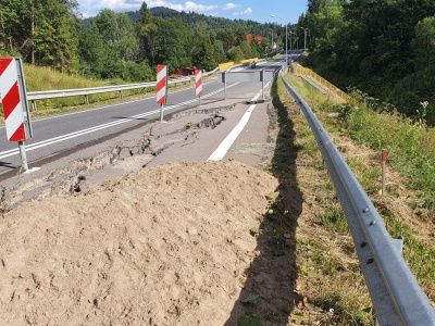 Osuwisko na drodze w Bieszczady zostanie zabezpieczone. Będzie ruch wahadłowy [ZDJĘCIA]