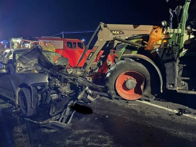 Śmierć po zderzeniu z ciągnikiem. Dwie osoby zginęły, dziecko walczy o życie