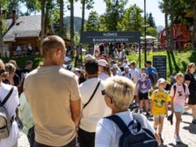 Turyści ruszyli na tatrzańskie szlaki – Kasprowy Wierch i Morskie Oko znów oblężone