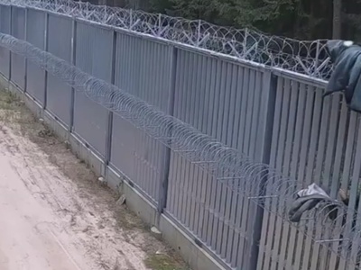 Nagranie z granicy. Tak migranci próbują sforsować ogrodzenie [WIDEO]