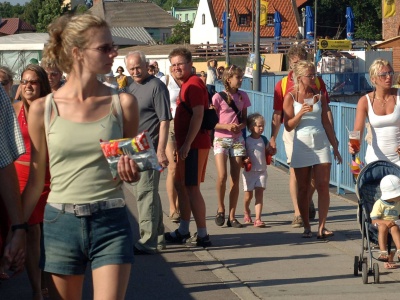 Sierpniowy szturm na Hel. Pogoda i parada okrętów kuszą turystów, znalezienie pokoju graniczy z cudem