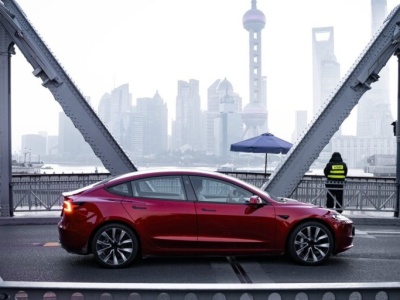 Kapiszon. Tesla Model 3+ z Chin to po prostu „nasza” Tesla Model 3 LR RWD. Za to Model Y L uchwycony w Europie