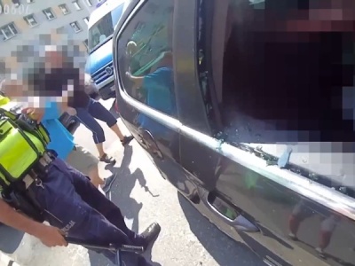 Śląskie. Policjanci uratowali mężczyznę uwięzionego w rozgrzanym samochodzie