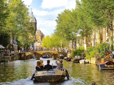 Amsterdam od lat jest w topie najlepszych miast na city break. Czym urzeka turystów z całego świata?