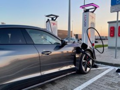 Labirynt cenowy na ładowarkach. Różnice sięgają 300 proc.