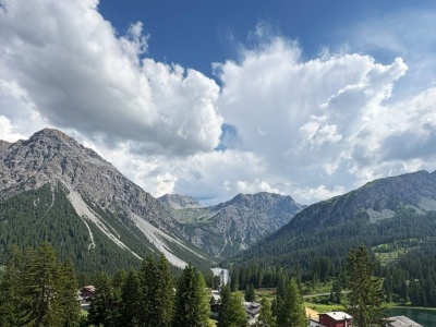 Kraj jak z bajki kusi turystów. Tu niebo kłania się majestatycznym Alpom