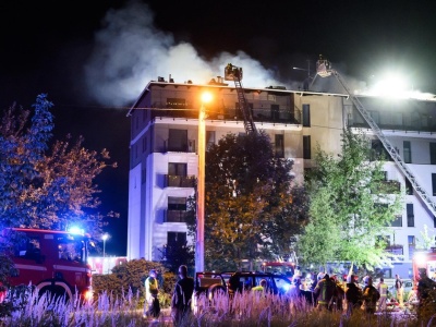 Strażacy z Poznania walczyli z ogniem w bloku przez całą noc. Lokatorzy ewakuowani
