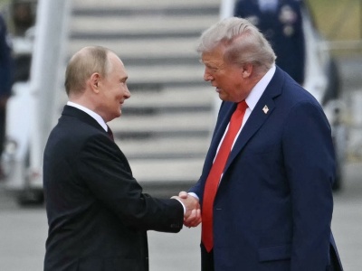 Trump i Putin uścisnęli dłonie na Alasce. Nagła zmiana planów w protokole