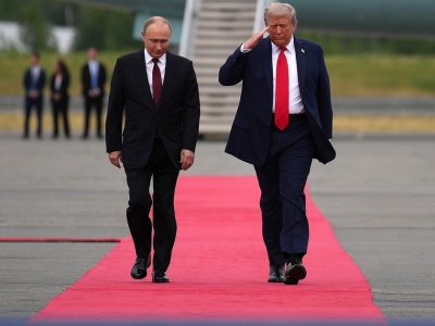 Donald Trump przywitał Putina na czerwonym dywanie. 