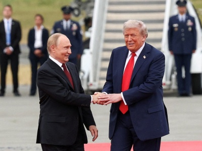 Putin pozował z Trumpem. Nagle padło to pytanie. Rosyjski lider wykonał jeden gest