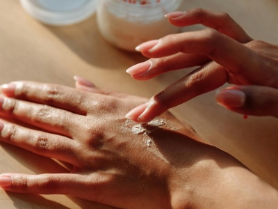 Czyste paznokcie to najgorętszy trend, a teraz nazywa się go 'Soap Nails'