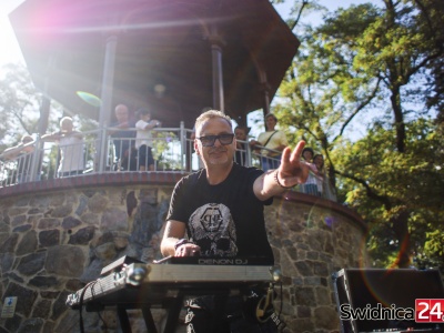 Elektroniczne rytmy i muzyczne eksperymenty w Parku Młodzieżowym. Trwa cykl „Muzyczna altana” [FOTO/VIDEO]