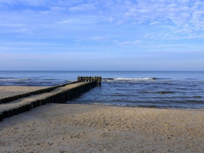 Czysta plaża, ciepły piasek, brak parawanów. Mało kto ją zna. Idealna na nadbałtycki urlop