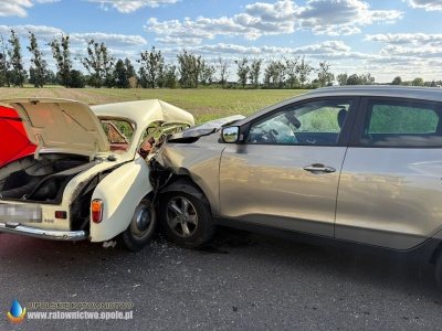 Hyundai uderzył w Syrenkę. Nie żyją dwie osoby