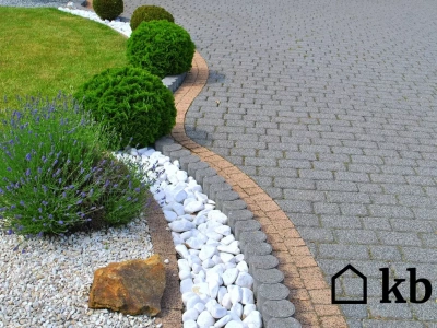 Kostka brukowa bez mchu i plam – trik za kilka złotych działa od razu.