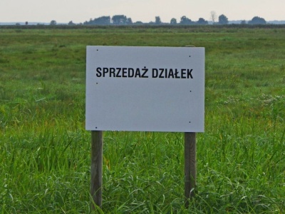 W tych regionach Polski ziemię pod budowę wciąż kupisz za ułamek ceny. Chętni muszą się spieszyć