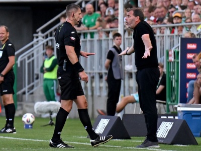 Sędzia zrównany z ziemią po meczu. 