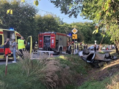Dachowanie auta. Do szpitala trafiły trzy osoby