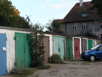 Jedni płacą grosze, inni krocie. Podatek od garażu budzi kontrowersje