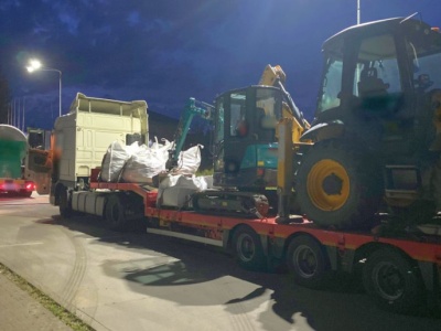 Ciężarówki z wapnem i z maszynami zatrzymane. I dalej nie pojechały
