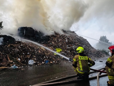 Płonie składowisko przetwarzania odpadów. Alerty dla mieszkańców