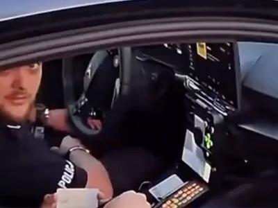 Skandaliczna interwencja policji. „Ty się ciesz, że mam kamerę, bo byś w łeb dostał” [FILM]