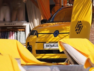 Nowe Renault 5 E-Tech na plaży i lato w rytmie Bosforu. Jak marka podbiła Turcję wakacyjnym klimatem?