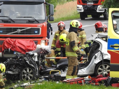 Przerażające nagranie wypadku pod Olsztynem. Ojciec i syn nie żyją, matka i córka walczą o życie