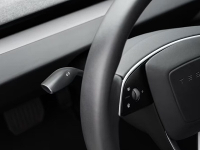 Tesla Model 3 dostaje opcjonalną dźwignię kierunkowskazów. Robotaxi ma kierownicę, ale „w sprzedaży jej nie będzie”