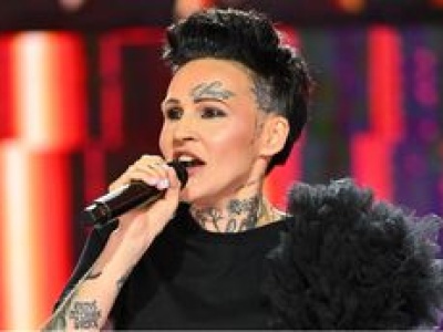 Agnieszka Chylińska w punkowym wydaniu na Festiwalu w Sopocie 2025. Czerń, glany i dziury w spodniach