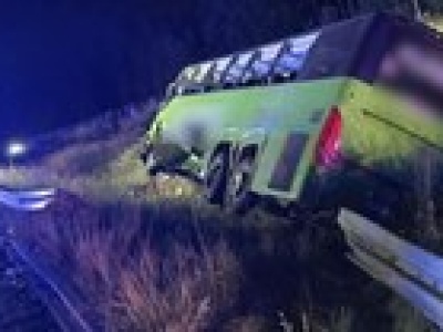 Ciężarówka przebiła barierę i uderzyła w autokar. Są ranni