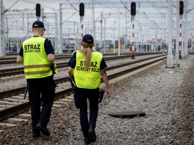 Nastolatkowie obrzucili kamieniami pociąg – interwencja SOK