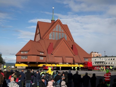 Gigant na kołach ruszył w drogę. Szwedzi przewożą zabytkowy kościół