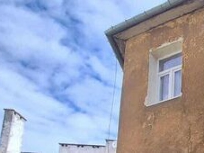 Pękająca kamienica na deptaku: wyłączona z użytku, właściciel z rygorem wykonania prac