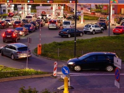 W tych dniach i miesiącach na stacjach paliw są tłumy. Znamy powód