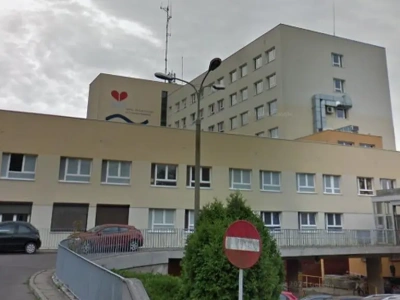 Tragedia w szpitalu: dwoje pacjentów wypadło z okna, prokuratura bada sprawę.