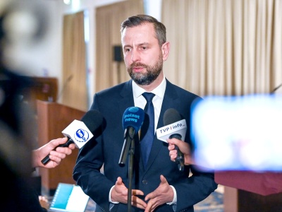 Nocna eksplozja na polu w Osinach. Szef MON: Rosja znów prowokuje, to ich dron