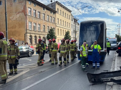 Karambol w Bydgoszczy. Tramwaj wypadł z torów na ul. Gdańskiej [zdjęcia]